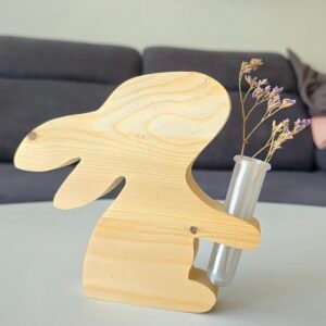 zajicek-drevo-s-vazou