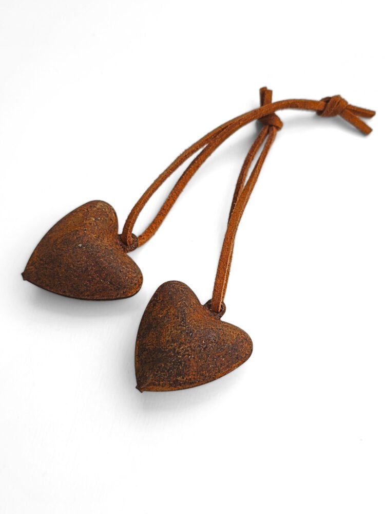 Kovové srdce s rolničkou – vintage přívěsek na kůži 3,5 cm 1 privesek-srdce-kov
