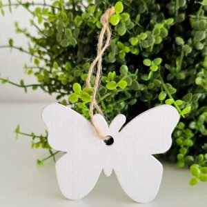 bílý-motýlek-dřevo