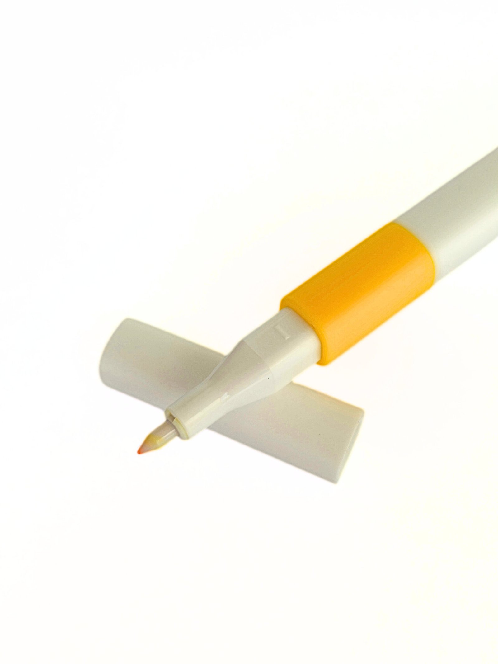 Liner Uni EMOTT 0,4 mm žlutý 2 liner-emott-žlutý